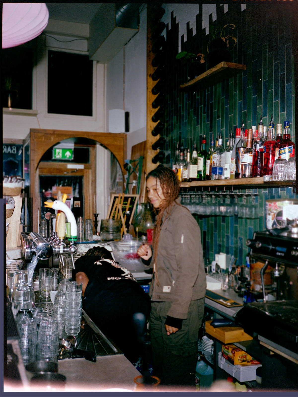 personeel achter de bar
