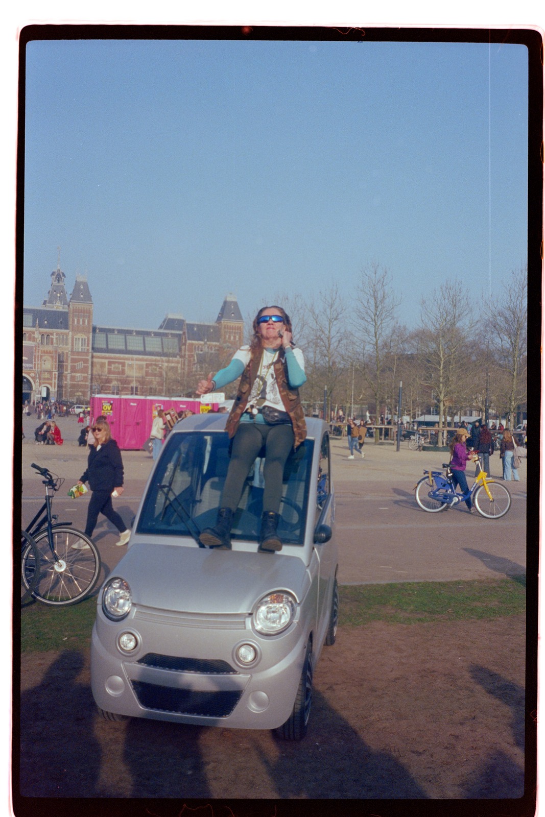 vrouw dansend op haar kanta tijdens de feminist march